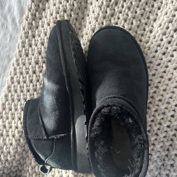 UGG Ultra Mini Slippers Black - Picture 3 of 6